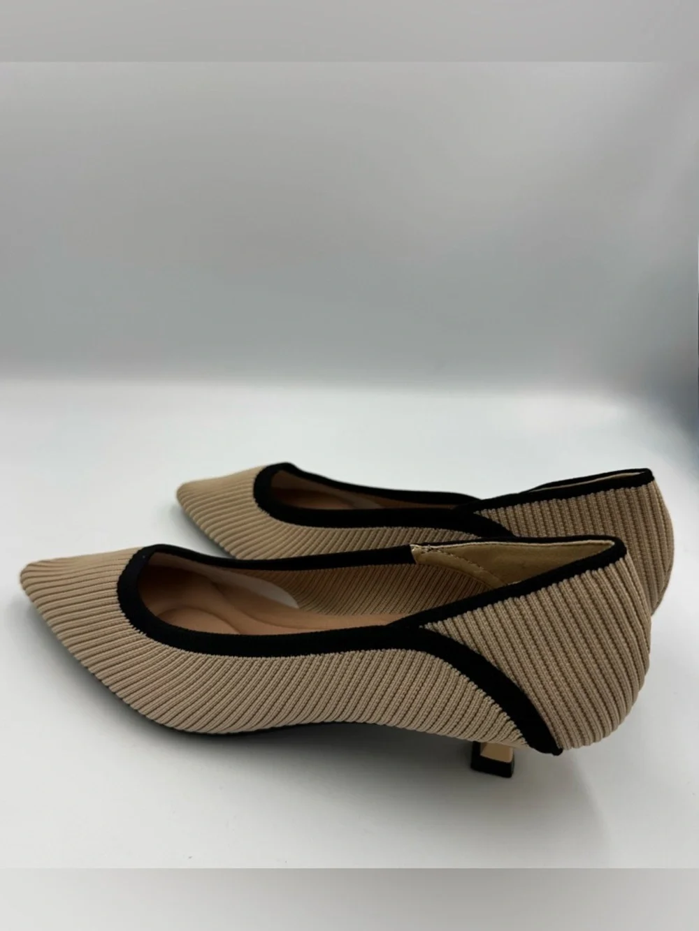 Nude Tan Knit Pointed Toe Kitten Heels Size 8 US 8/8.5 Pre-Owned